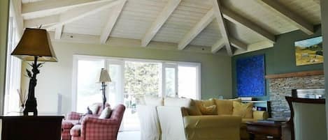 Smart-TV, peis, DVD-spiller og bøker