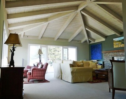 Ocean Views and Steps to Secluded Beach!