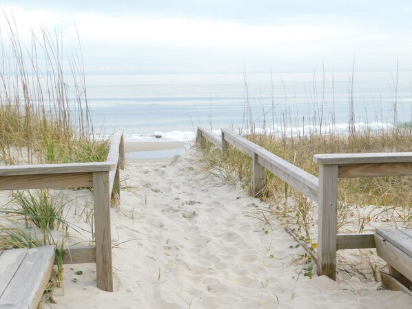 Beach nearby, sun-loungers, beach towels - Beautiful and Spacious, 2 bed 2 full bath, pool and jacuzzi, steps to the ocean (Hatteras)