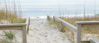 Beautiful and Spacious, 2 bed 2 full bath, pool and jacuzzi, steps to the ocean