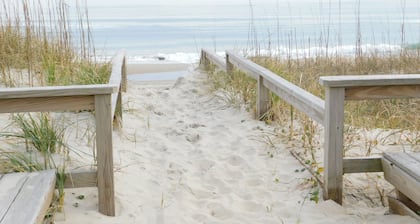 Schön und geräumig, 2 Schlafzimmer, 2 Bäder, Pool und Whirlpool, Schritte zum Meer
