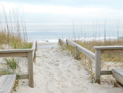 Beautiful and Spacious, 2 bed 2 full bath, pool and jacuzzi, steps to the ocean