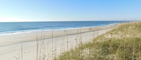 In Strandnähe, Liegestühle, Strandtücher