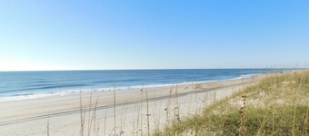 Beautiful and Spacious, 2 bed 2 full bath, pool and jacuzzi, steps to the ocean