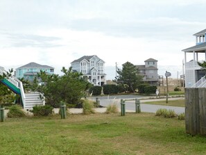 Property grounds - Beautiful and Spacious, 2 bed 2 full bath, pool and jacuzzi, steps to the ocean (Hatteras)