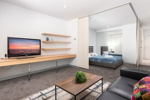Flat-screen TV - CityLights apartments (Melbourne)