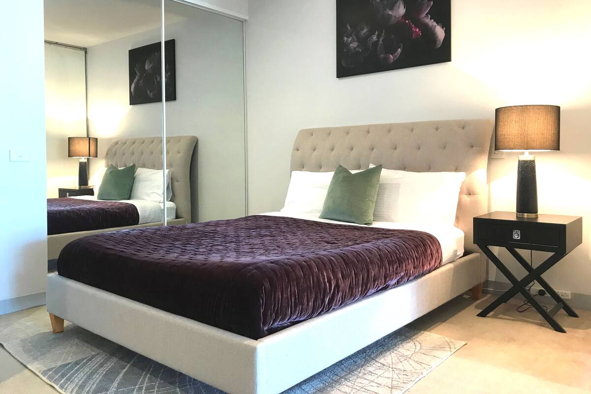 1 bedroom, Egyptian cotton sheets, premium bedding, down comforters