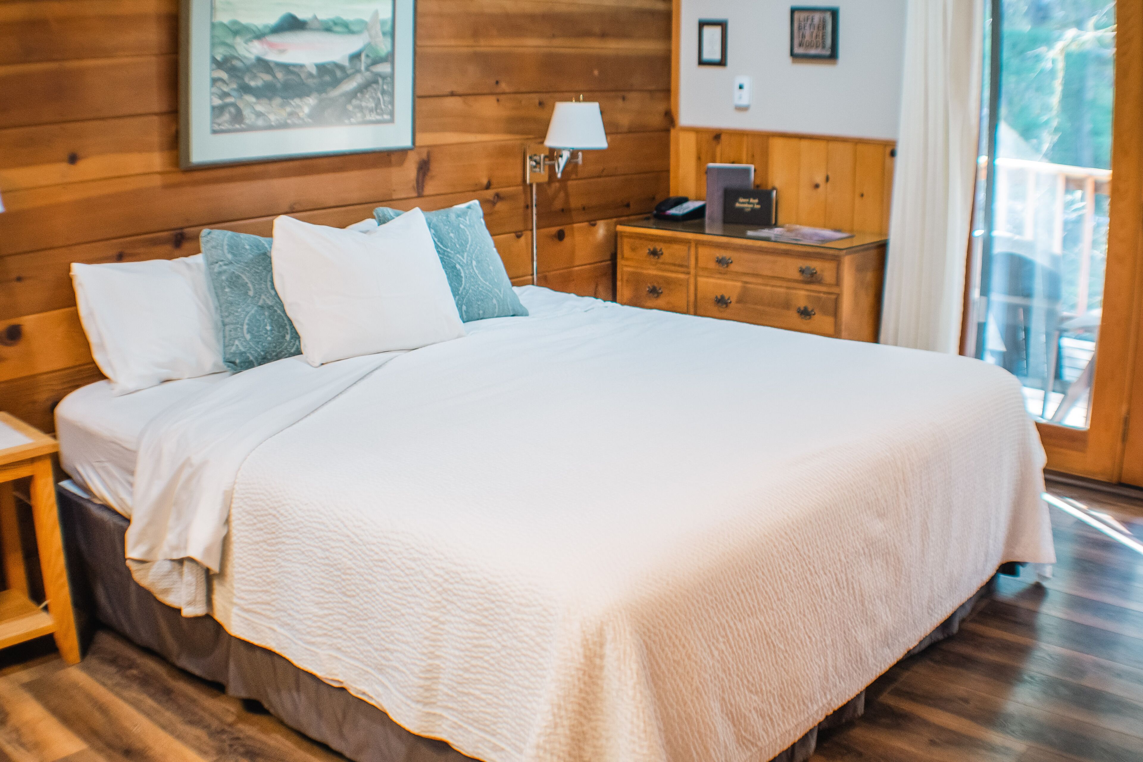 Standard Cabin, 1 King Bed, Balcony, River View | Hypo-allergenic bedding, individually decorated, individually furnished