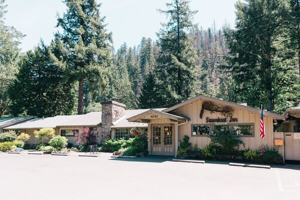 A building with a sign reading "Stambool Inn" and an American flag.