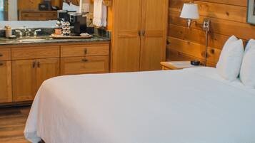 Hytte – standard, 1 kingsize-seng, balkong, elveutsikt | Allergitestet sengetøy, individuelt dekorert og individuelt innredet