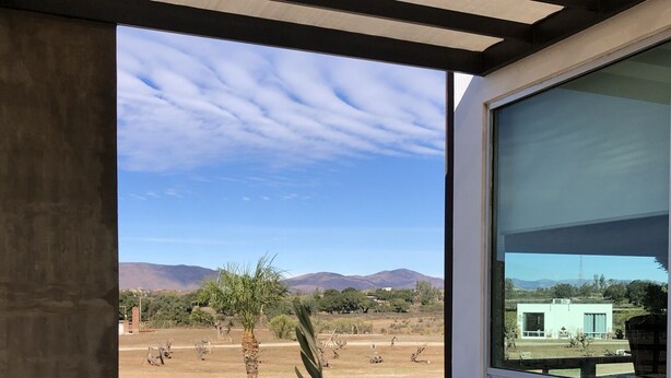 Un bâtiment moderne avec une façade en béton et une grande baie vitrée.