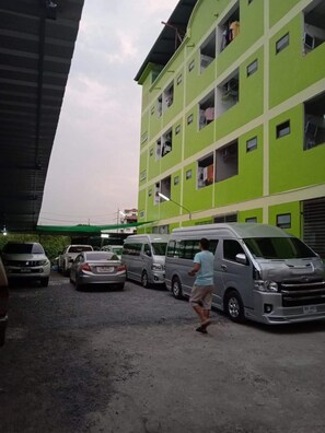 Free self parking - Natcha Place Thammasat Rangsit (Khlong Luang)