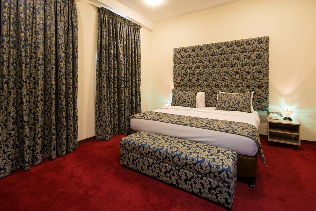The Summit | WiFi (free), bed sheets