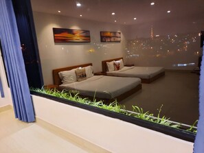 Habitación cuádruple familiar, 2 camas Queen size, balcón, vista a la ciudad | Ropa de cama hipoalergénica y insonorización