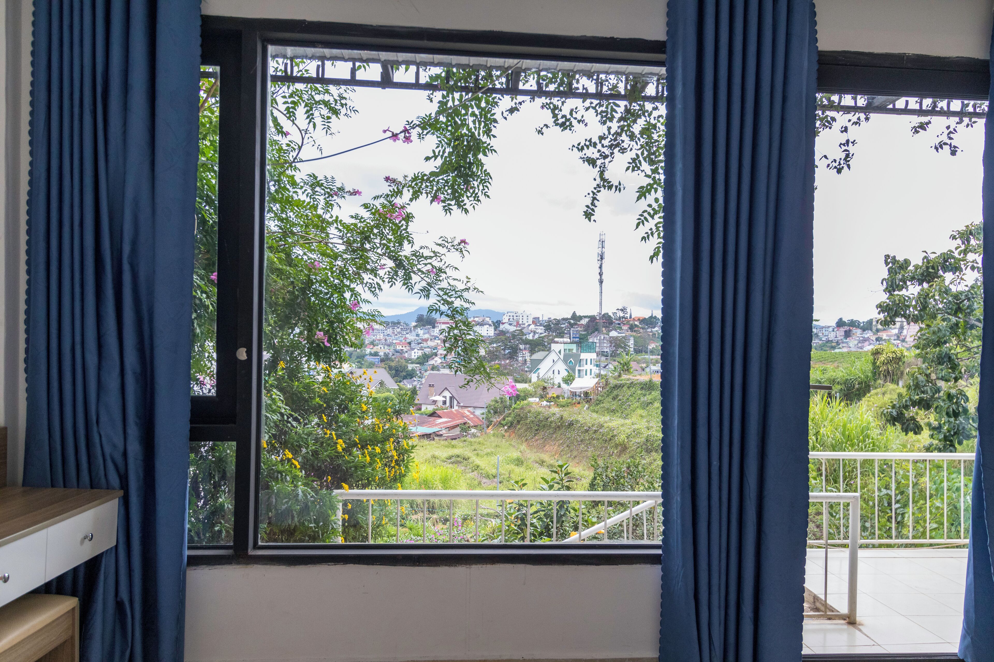 Deluxe Double Room, 1 Queen Bed, City View | Hypo-allergenic bedding, soundproofing, iron/ironing board, free WiFi