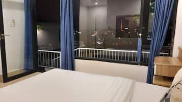 华丽双人房, 1 张大床, 城市景观 | 防过敏的被褥、隔音、熨斗/熨板、免费 WiFi
