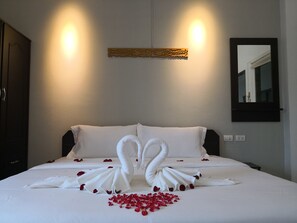 Kamar Standar, 1 Tempat Tidur King, Bebas Asap Rokok | Brankas, meja kerja, tirai kedap cahaya, dan kedap suara
