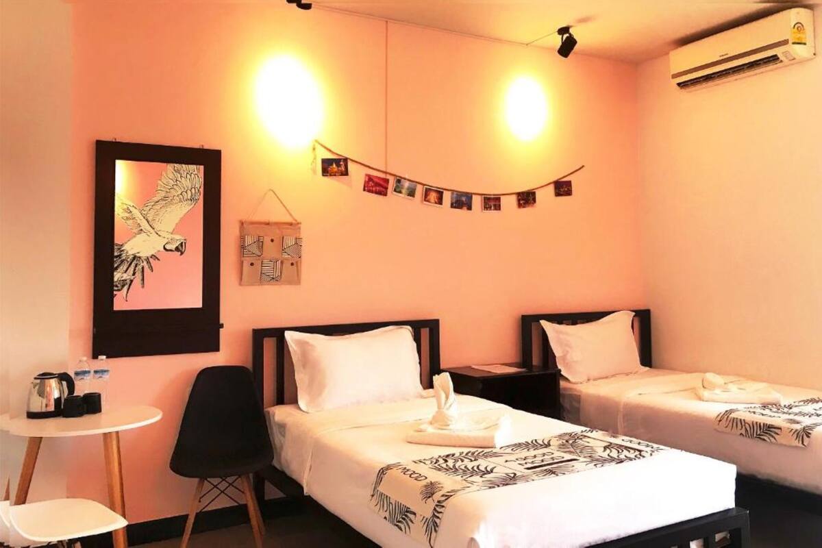 Twin Room with Balcony Ground Floor | Safe på rommet, skrivebord, blendingsgardiner og lydisolert
