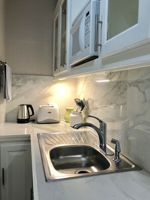 Refrigerador, microondas, parrilla de estufa y cafetera y tetera 