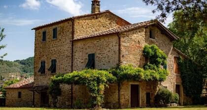 Wunderbares alleinstehendes Ferienhaus für 6 Personen mit W-LAN, privatem Pool und TV