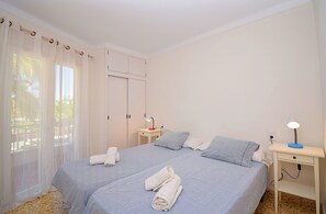 3 slaapkamers, een strijkplank/strijkijzer, gratis wifi, beddengoed