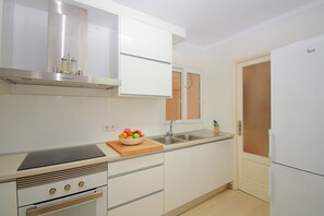 Een koelkast, een microgolfoven, een oven, een kookplaat