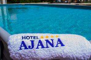 2 outdoor pools, free pool cabanas, pool umbrellas
