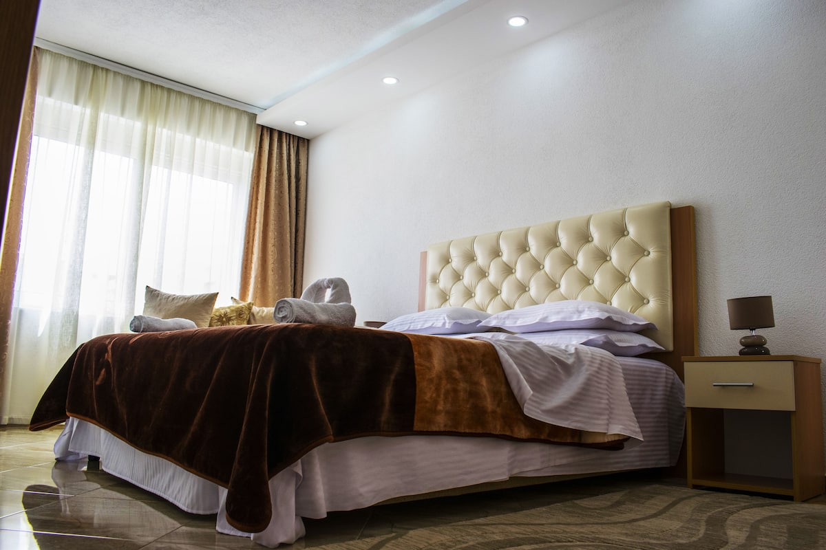 1 bedroom, hypo-allergenic bedding, minibar, in-room safe