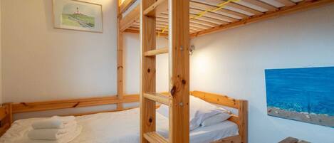 2 bedrooms, WiFi, bed sheets, wheelchair access