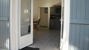 Een kamer met een schuifdeur naar een keuken.