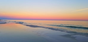Plage, chaises longues, serviettes de plage
