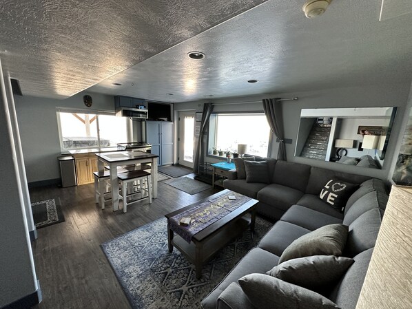 Smart TV, fireplace, stereo