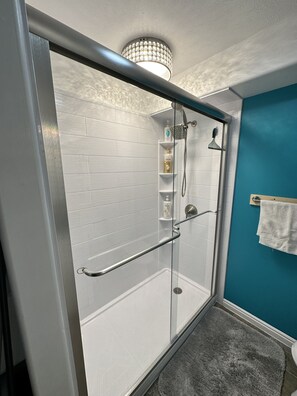 Combined shower/bathtub, hair dryer, towels, soap