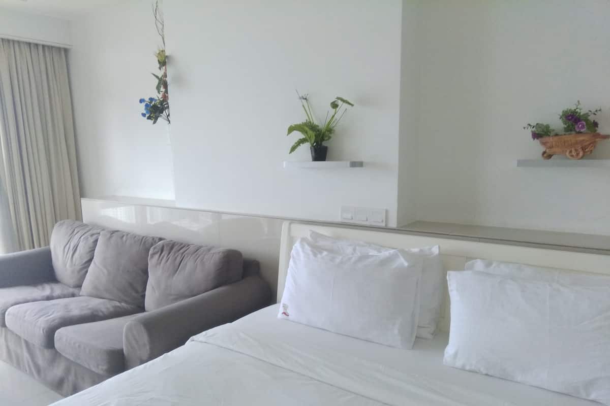 Departamento Deluxe, 1 cama King size, para no fumadores | Escritorio, insonorización, tabla de planchar con plancha y cunas