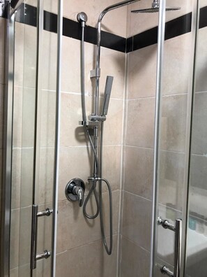 Deluxe Studio Suite, 1 Bedroom | Bathroom | Shower, rainfall showerhead, free toiletries, hair dryer - Unique TLV Bauhaus (Tel Aviv)