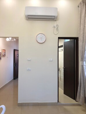 Suite monolocale Deluxe, 1 camera da letto | Area soggiorno | TV a schermo piatto