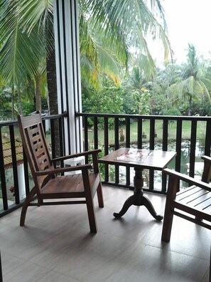 ห้องดีลักซ์ทริปเปิล, หลายเตียง, ปลอดบุหรี่, วิวทะเลสาบ | วิวระเบียง