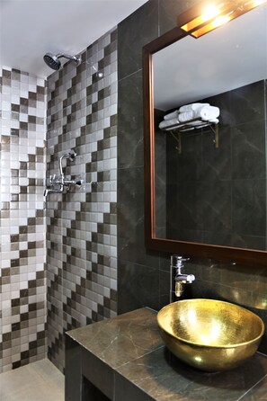 Habitación estándar con 2 camas individuales, 2 camas individuales | Baño | Ducha y cabezal de ducha tipo lluvia