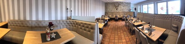 Local and international cuisine - H&S Hotel Wildpferd (Duelmen)