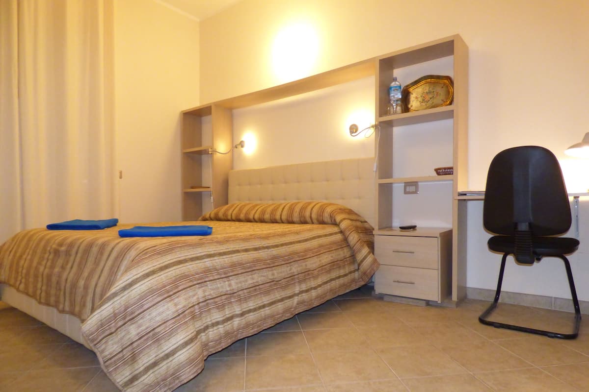 Double Room, 1 Katil Ratu (Queen), Non Smoking | Wi-fi percuma, cadar katil