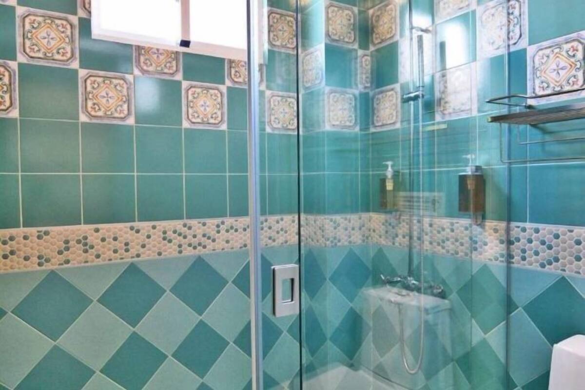 Baño | Cabezal de ducha tipo lluvia y artículos de higiene personal gratuitos