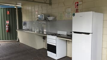 Refrigerador, microondas, parrilla de estufa y tetera eléctrica