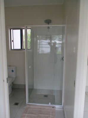 Individually furnished, blackout drapes, soundproofing, free WiFi - Ingham Tourist Park (Ingham)