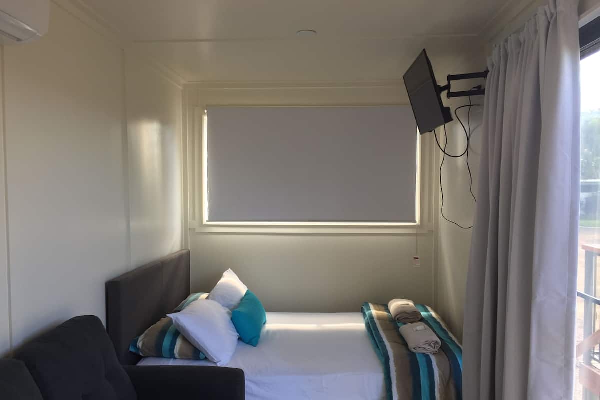 Hytte – comfort, 1 dobbeltseng, eget bad | Blendingsgardiner, lydisolert, wi-fi (inkludert) og individuelt innredet