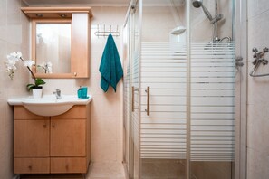 Appartement, meerdere bedden, niet-roken | Badkamer | Een douche, een regendouche, gratis toiletartikelen, handdoeken