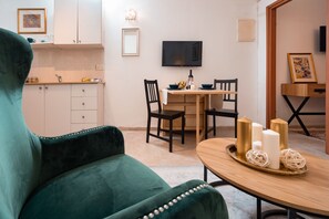 Appartement, Plusieurs lits, non-fumeur | Aire de séjour | Téléviseur ACL