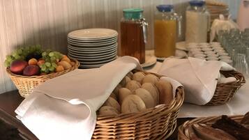 TĂ€gliches inbegriffenes FrĂŒhstĂŒcksbuffet