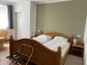 Suite familiale, 2 chambres, chambres communicantes | Accès au Wi-Fi (inclus), literie fournie, accessible en fauteuil roulant