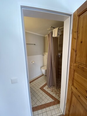 Habitación cuádruple, varias camas | Baño | Regadera, amenidades de baño gratuitas, secadora de cabello, toallas 