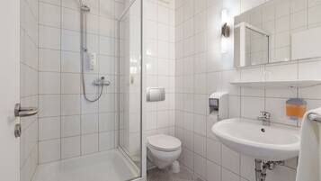 Trippelrum | Badrum | Dusch, gratis toalettartiklar, hårtork och handdukar